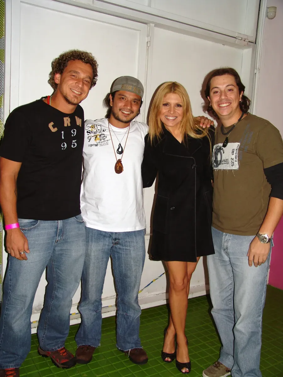Adryana Ribeiro com a banda Rossanova, em foto de arquivo. Foto: Sérgio Savarese, via Wikimedia Commons, CC BY-SA 2.0.