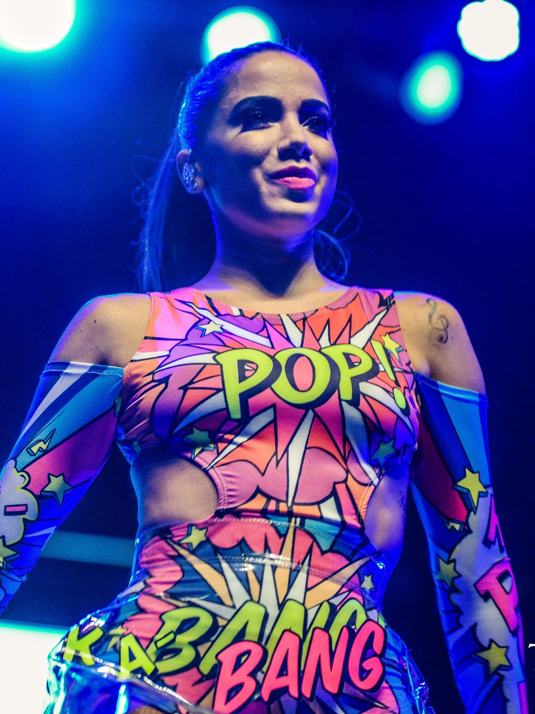 Anitta troca o VMA por Paris