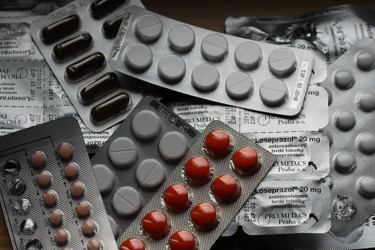 Cartelas de comprimidos sobre uma mesa, imagem genérica de medicamentos em blister