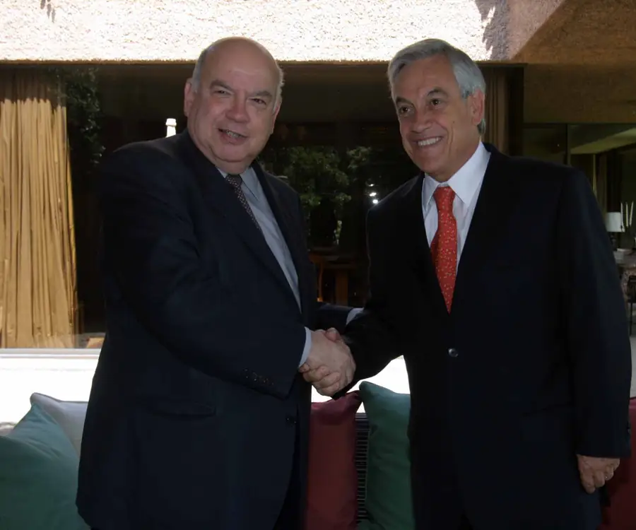 José Miguel Insulza (à esquerda), chefe da missão da OEA em 2026, com Sebastián Piñera, em 2010. Foto: Sebastián Piñera, via Wikimedia Commons, CC BY 2.0