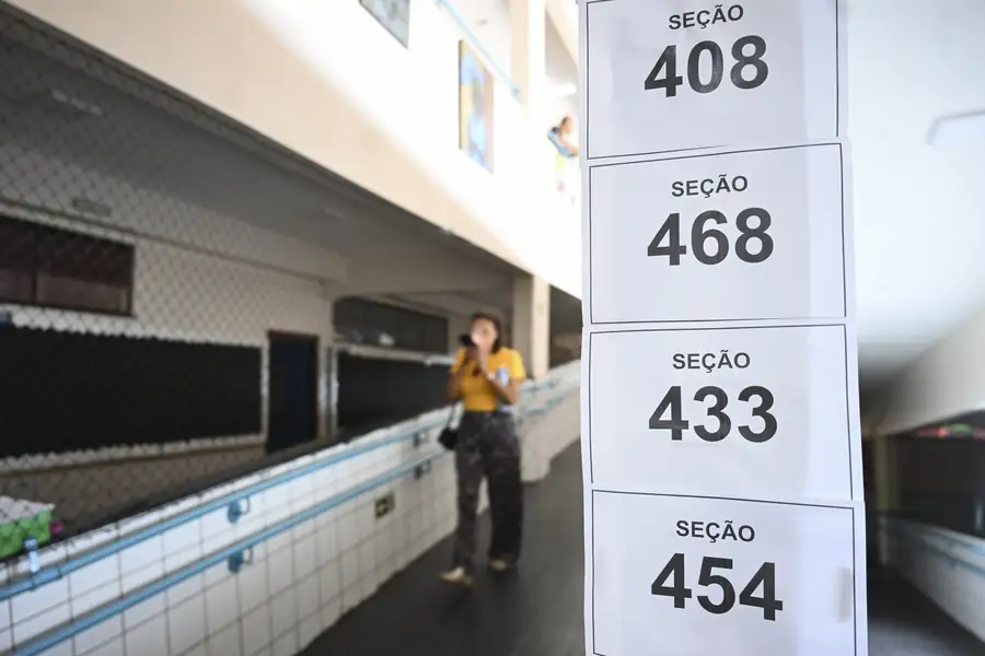 Placas com os números das seções em local de votação no Distrito Federal, em 4 de outubro de 2026. Foto: Agência Senado, via Wikimedia Commons, CC BY-SA 4.0