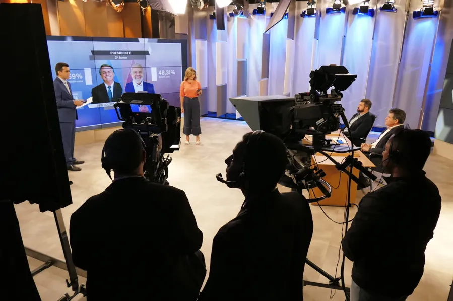 Estúdio da TV Senado durante a apuração do segundo turno, em 30 de outubro de 2022. Roque de Sá / Agência Senado / Wikimedia Commons, CC BY 2.0