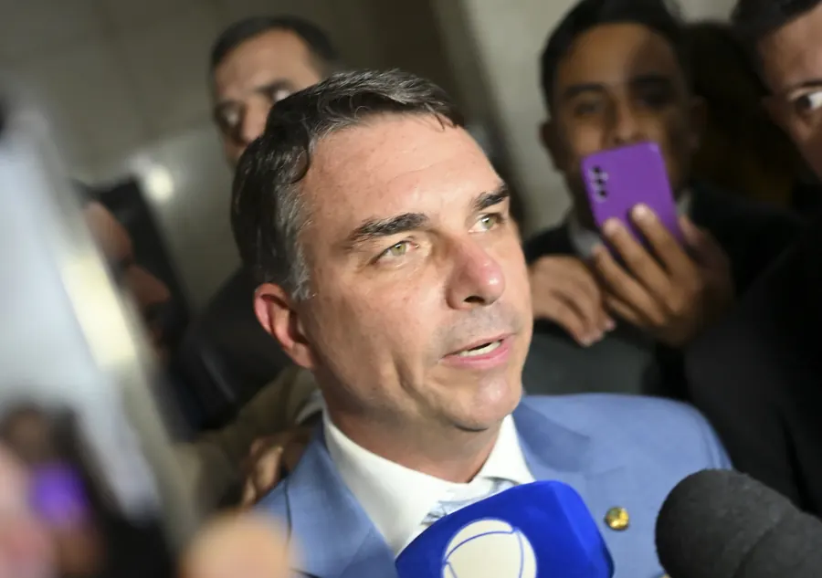 Flávio Bolsonaro em entrevista no Senado, em abril de 2026. Foto: Ton Molina/Agência Senado, via Wikimedia Commons, CC BY-SA 4.0