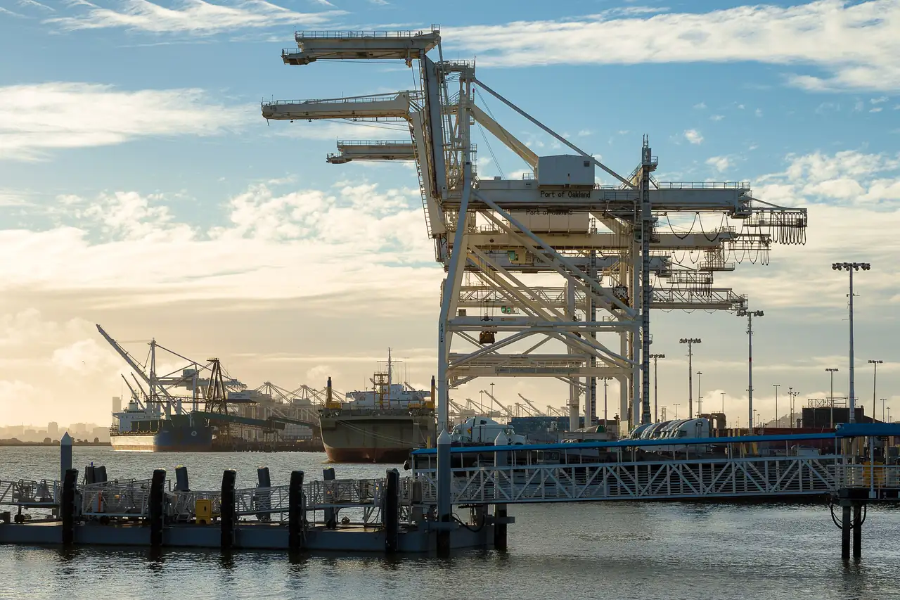 Guindastes de um terminal de contêineres no porto de Oakland, na Califórnia