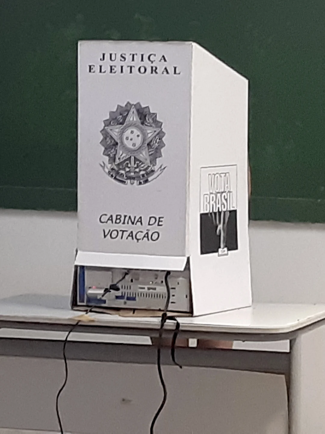 Cabina ou cabine de votação?