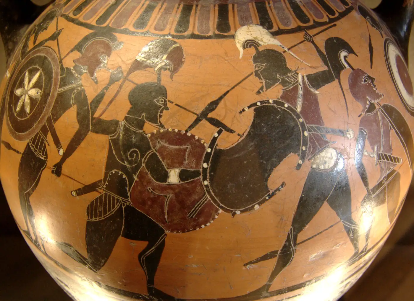 Guerreiros gregos armados com lança e escudo, pintados num vaso antigo do acervo do Museu do Louvre