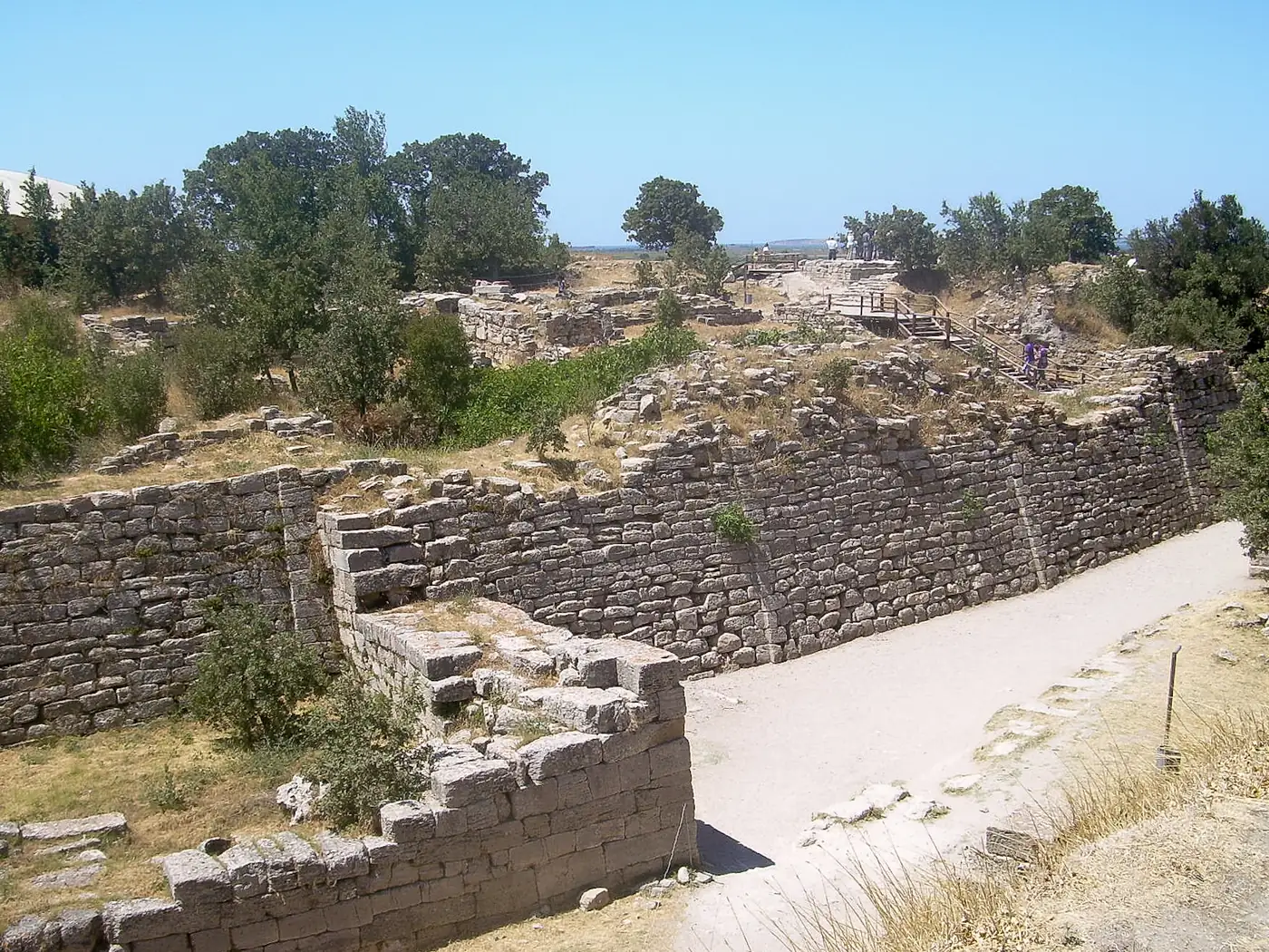 Muralha de pedra em ruínas, restos das muralhas da antiga cidade de Troia, no sítio arqueológico de Hisarlik, na Turquia