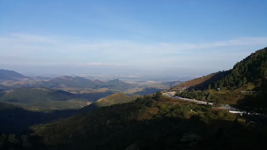 O Vale do Paraíba visto da Serra da Mantiqueira, com Pindamonhangaba e, ao fundo à direita, Taubaté e Tremembé. Foto: Themium / Wikimedia Commons, CC0