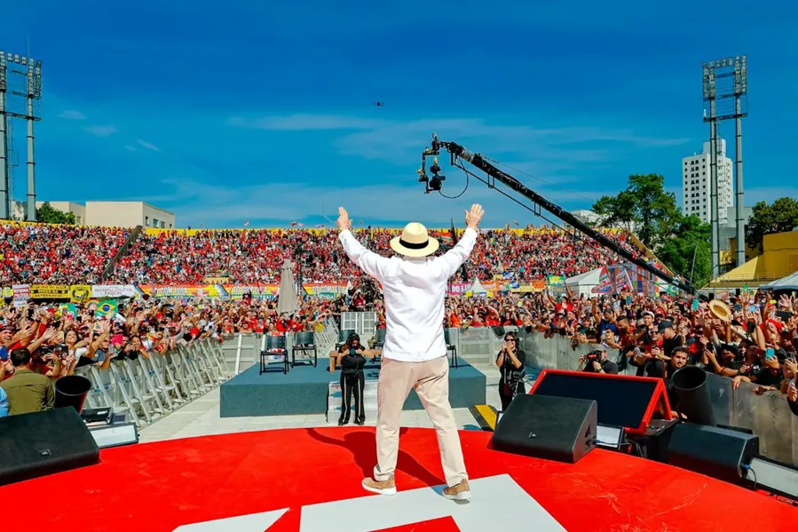 Lula no lançamento oficial da campanha, no Estádio da Vila Euclides, em São Bernardo do Campo, em 16 de agosto de 2026. Foto: Lula Oficial, via Wikimedia Commons, CC BY-SA 4.0
