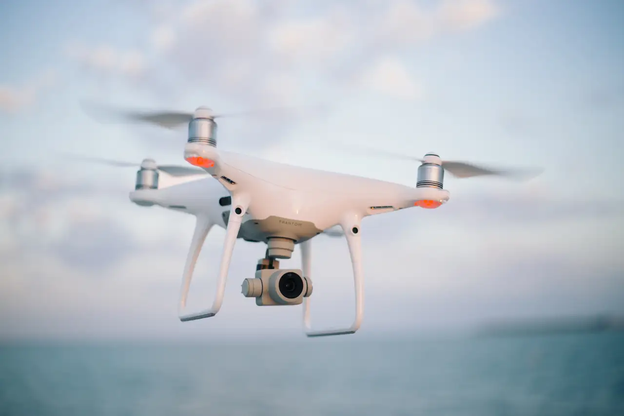 Drone com câmera parado no ar sobre o mar