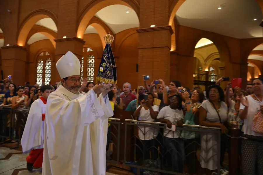 Fiéis na missa de Nossa Senhora Aparecida, no Santuário Nacional