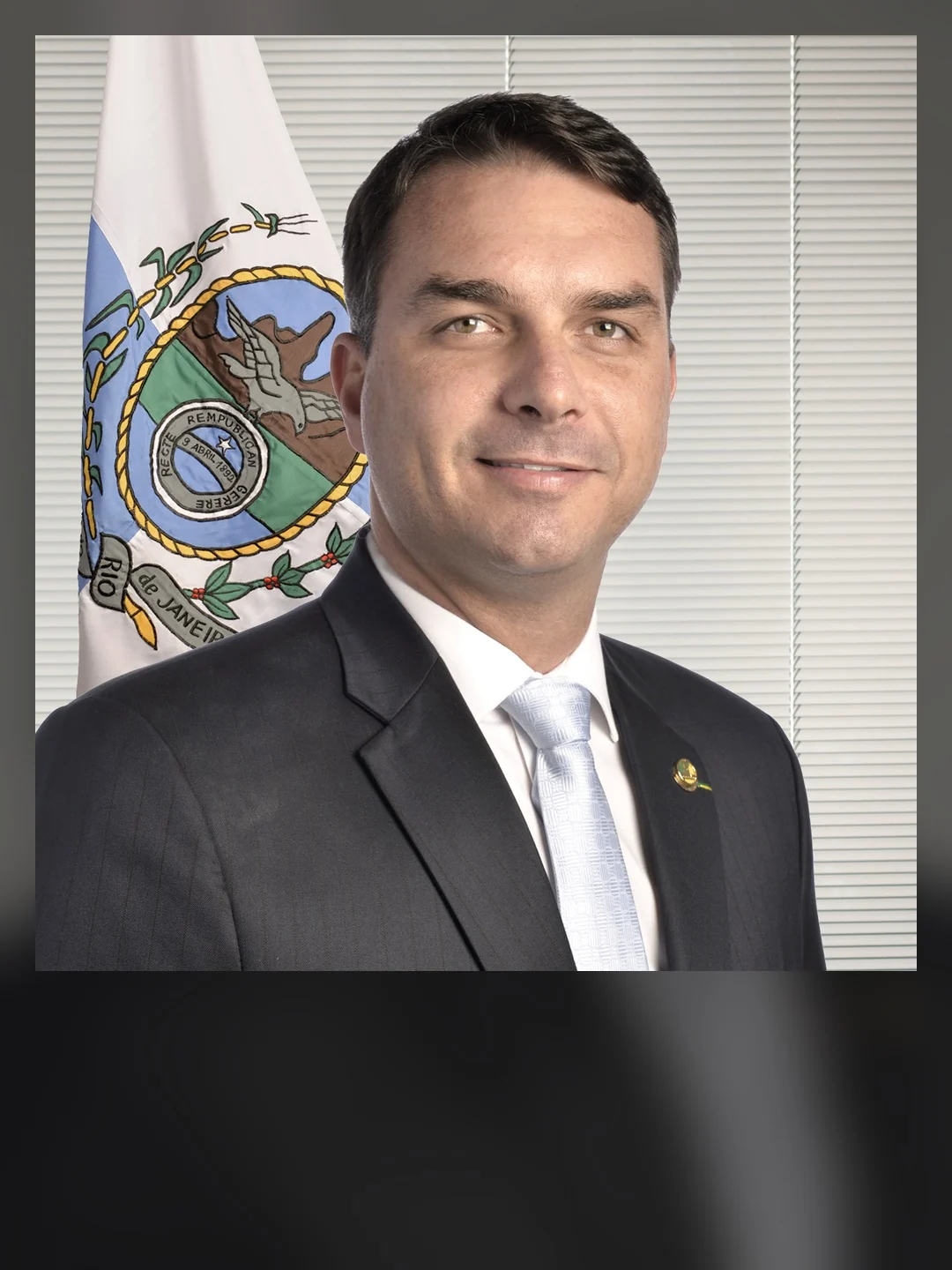 Flávio vence o 1º turno: 47,1% a 45,1%