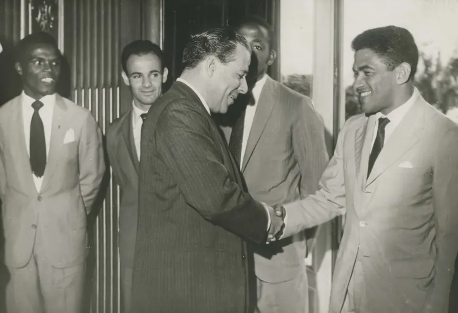 Garrincha cumprimenta o presidente João Goulart depois da conquista da Copa de 1962. Foto: autor desconhecido / Wikimedia Commons, domínio público