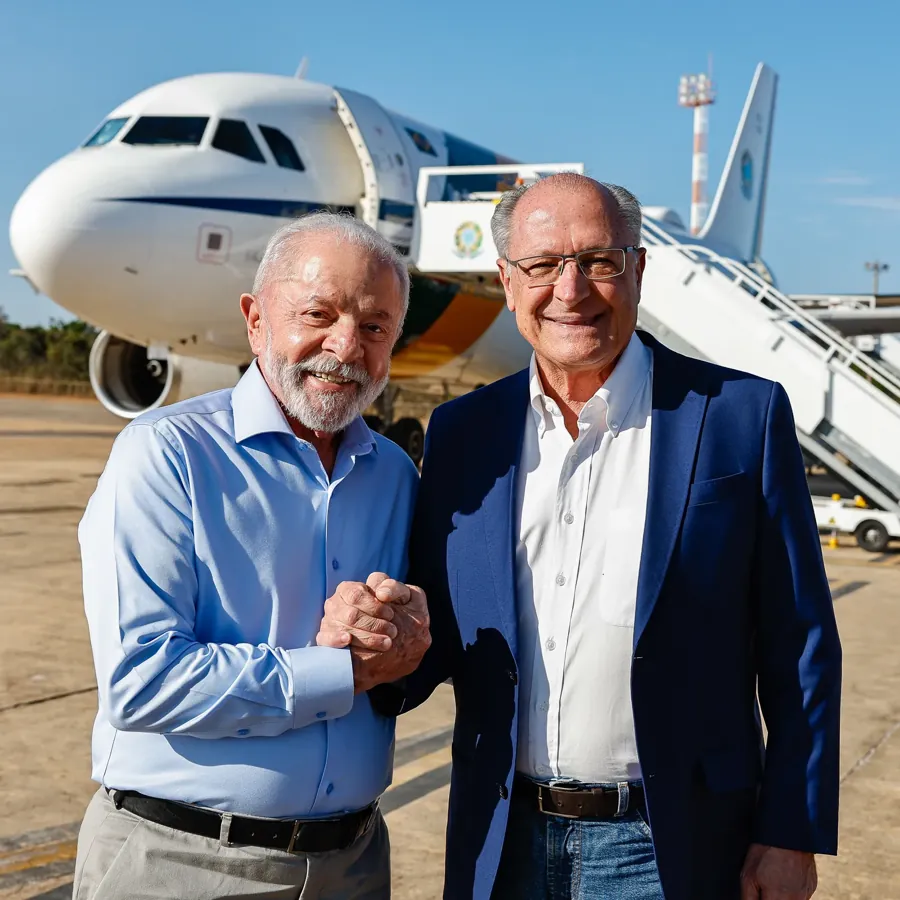 Lula e Geraldo Alckmin antes da partida para Santiago do Chile, em 20 de julho de 2025. Foto: Ricardo Stuckert/PR, via Wikimedia Commons, CC BY-SA 4.0