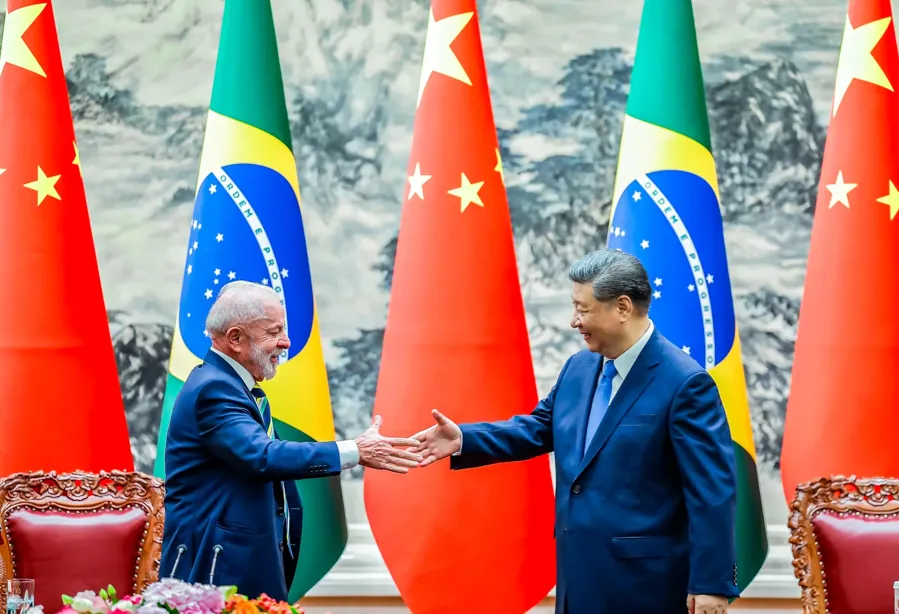 Lula e Xi Jinping em cerimônia de assinatura de acordos, em Pequim, em 13 de maio de 2025. Foto: Ricardo Stuckert/PR, via Wikimedia Commons, CC BY-SA 2.0