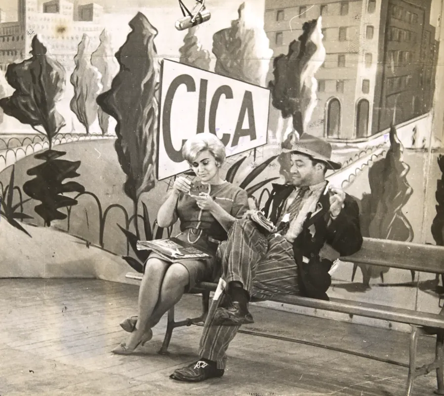 Hebe Camargo e Borges de Barros em A Praça da Alegria, em julho de 1960. Fundo Correio da Manhã, Arquivo Nacional, domínio público