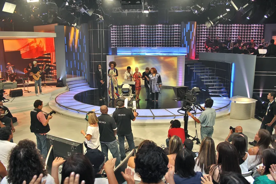 Plateia e palco do programa Hebe no SBT, com Luciana Mello, Jorge Aragão, Jair Rodrigues e Alcione. Foto: Sergio Savarese / Wikimedia Commons, CC BY-SA 2.0