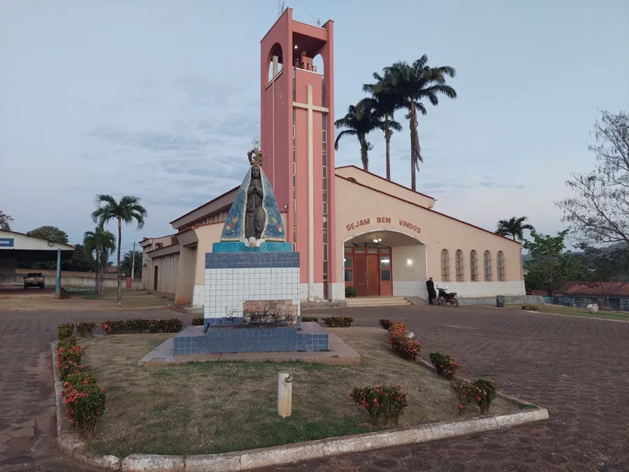 Imagem de Nossa Senhora Aparecida diante da igreja, em Tucumã, no Pará