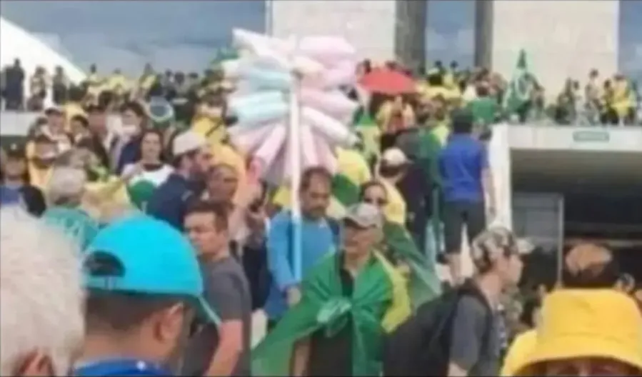 O vendedor de algodão-doce no gramado, 8 de janeiro de 2023. Imagem reproduzida no livro Cruzando a Tempestade, de João Giffoni