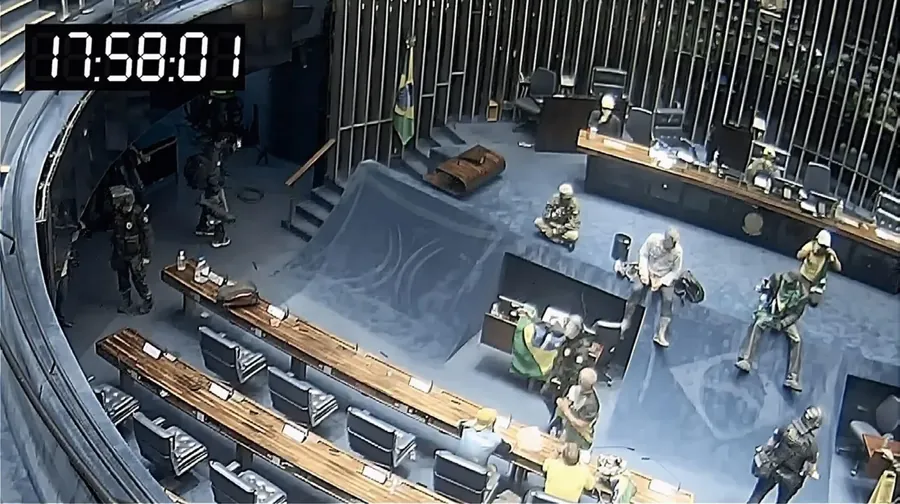 Plenário do Senado às 17h58, câmera de segurança. Imagem reproduzida no livro Cruzando a Tempestade, de João Giffoni