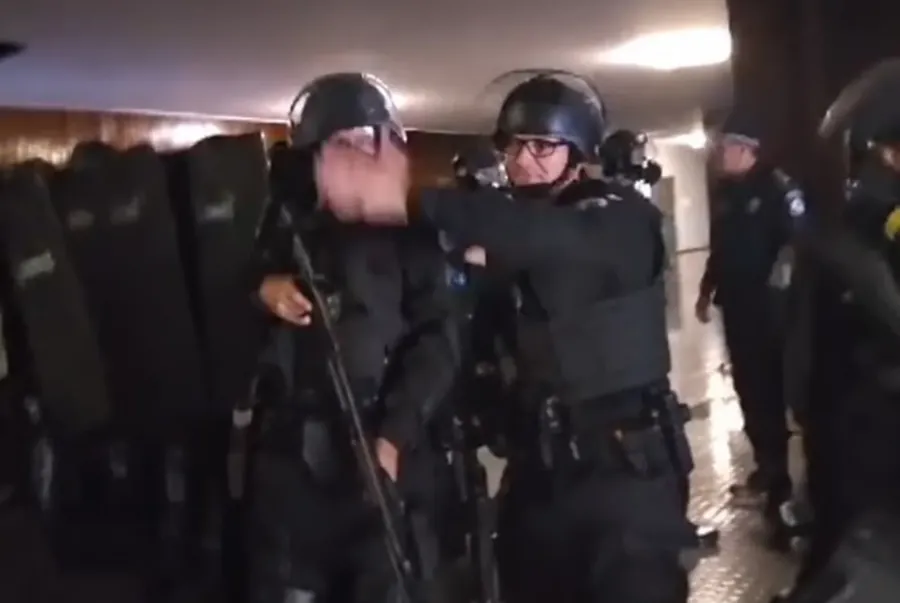 Policiais dentro do Congresso, em vídeo gravado em 8 de janeiro de 2023. Acervo pessoal de João Giffoni