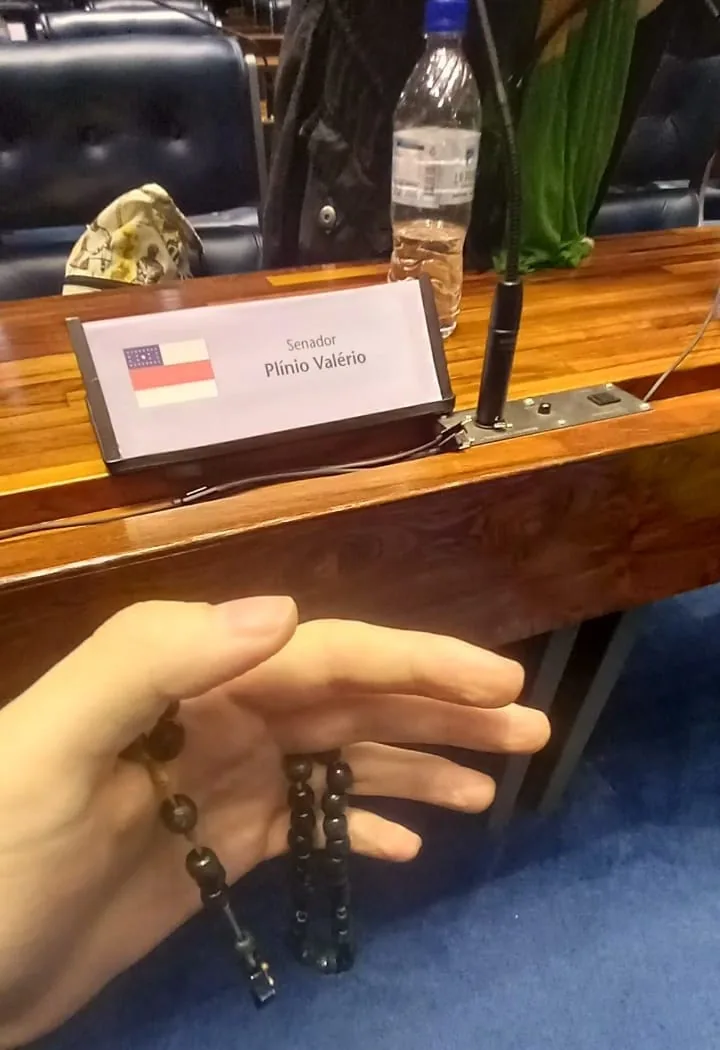 O terço dele sobre a mesa do senador Plínio Valério, no plenário, 8 de janeiro de 2023. Acervo pessoal de João Giffoni