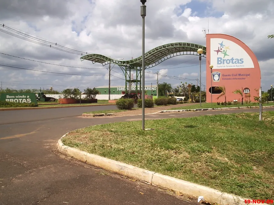 Portal na entrada de Brotas (SP), a cidade de João Paulo e de Daniel. Foto: Marco Aurélio Esparz… (Panoramio), CC BY-SA 3.0