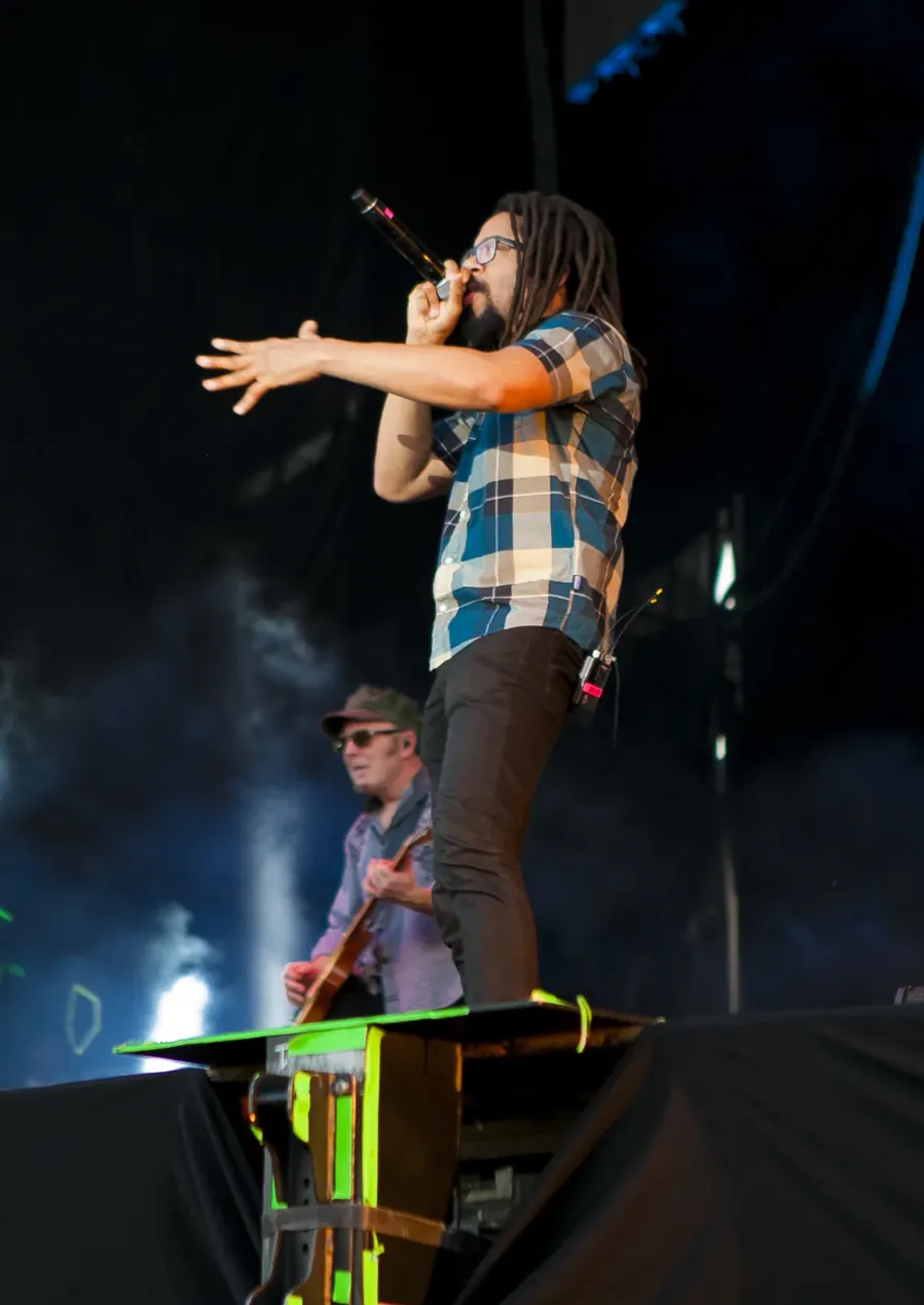 Thievery Corporation no palco do BUE Festival, em Buenos Aires, 2017. Foto: Leonardo Samrani, via Wikimedia Commons, CC BY 2.0. Imagem ilustrativa.