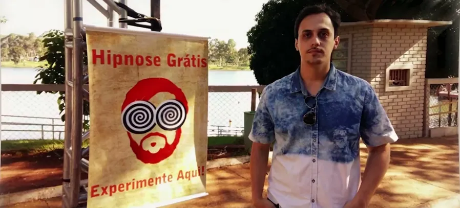 Lucas Naves ao lado do banner