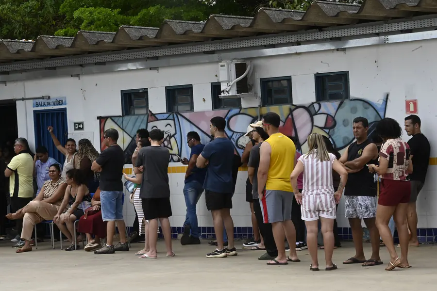 Fila de eleitores no 1º turno, 4 de outubro de 2026. Foto: Agência Senado, via Wikimedia Commons, CC BY-SA 4.0