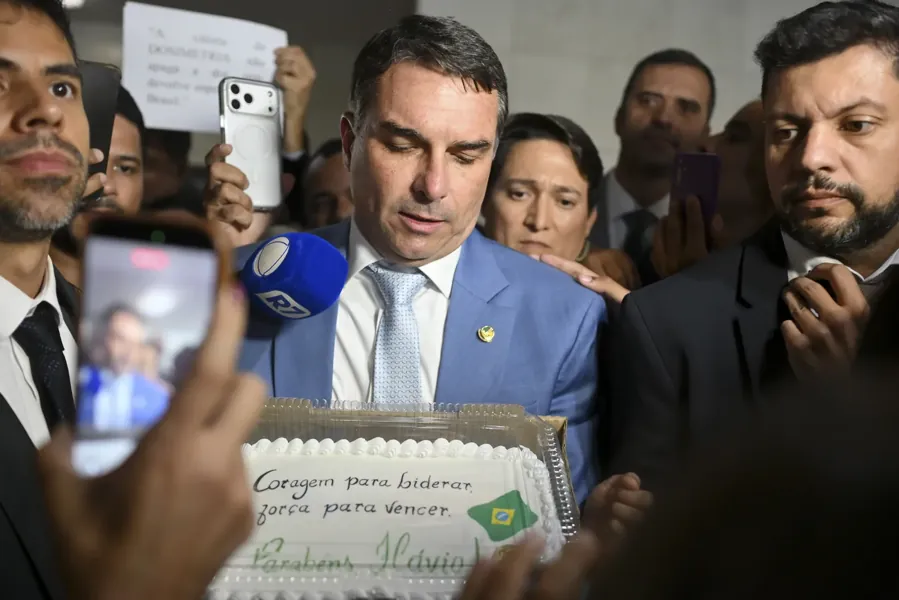 Flávio Bolsonaro dá entrevista no Senado, em 2026. Foto: Ton Molina / Agência Senado, via Wikimedia Commons, CC BY-SA 4.0