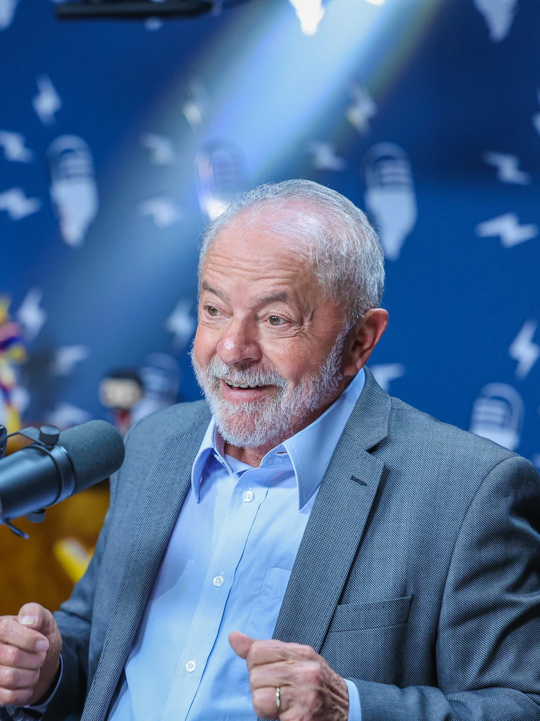 Lula foge do debate e vai ao Flow