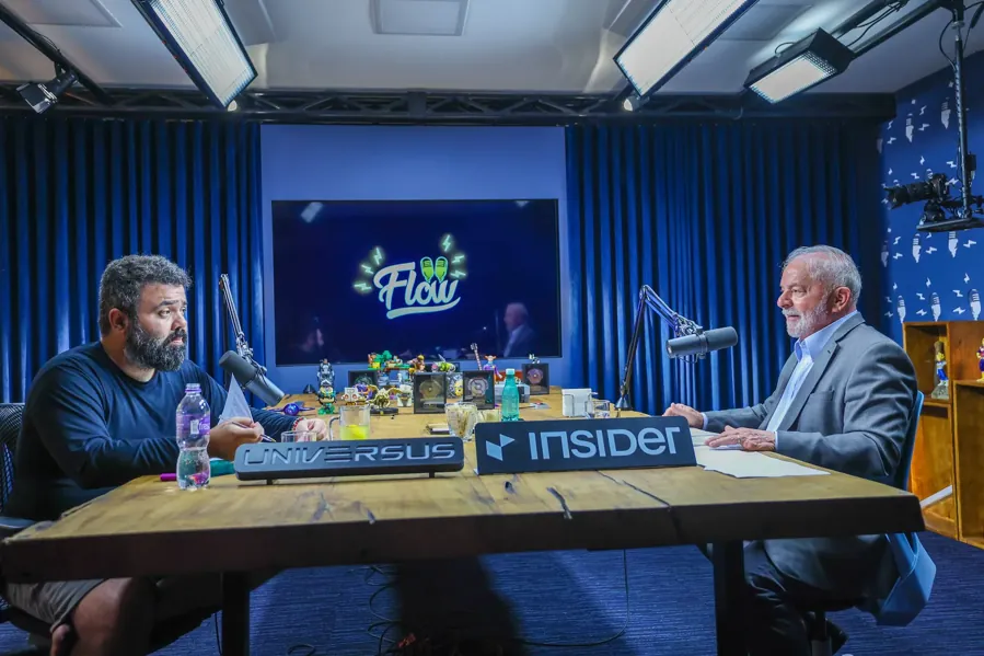 Lula e o apresentador Igor 3K no estúdio do Flow Podcast, em 18 de outubro de 2022. Ricardo Stuckert / Lula Oficial / Wikimedia Commons, CC BY-SA 4.0