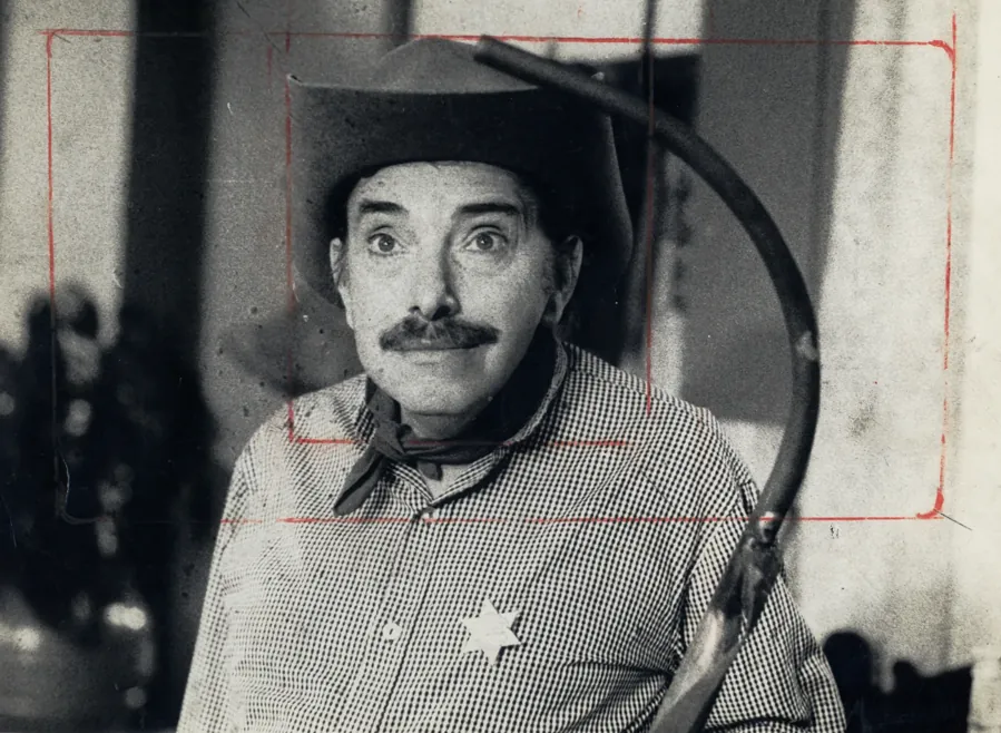 Mazzaropi em cena de filme, com estrela de xerife no peito. Fundo Correio da Manhã, Arquivo Nacional, domínio público