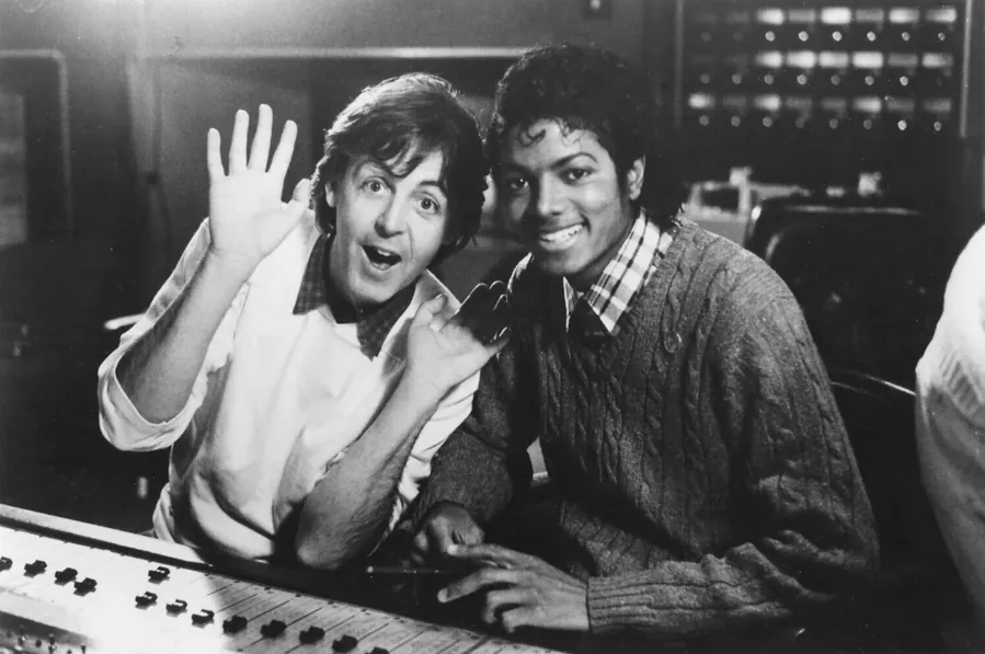 Paul McCartney e Michael Jackson no estúdio, na gravação de Say Say Say, em 1983. Foto de divulgação, domínio público