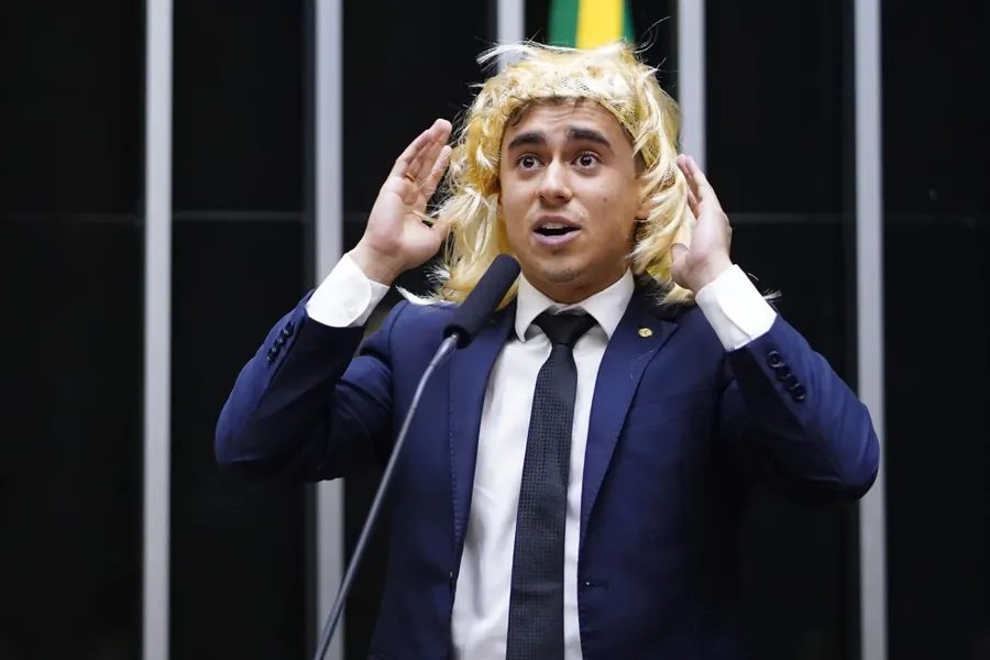 Nikolas Ferreira na tribuna da Câmara, março de 2023. Foto: Pablo Valadares/Câmara dos Deputados, via Wikimedia Commons, CC BY 3.0