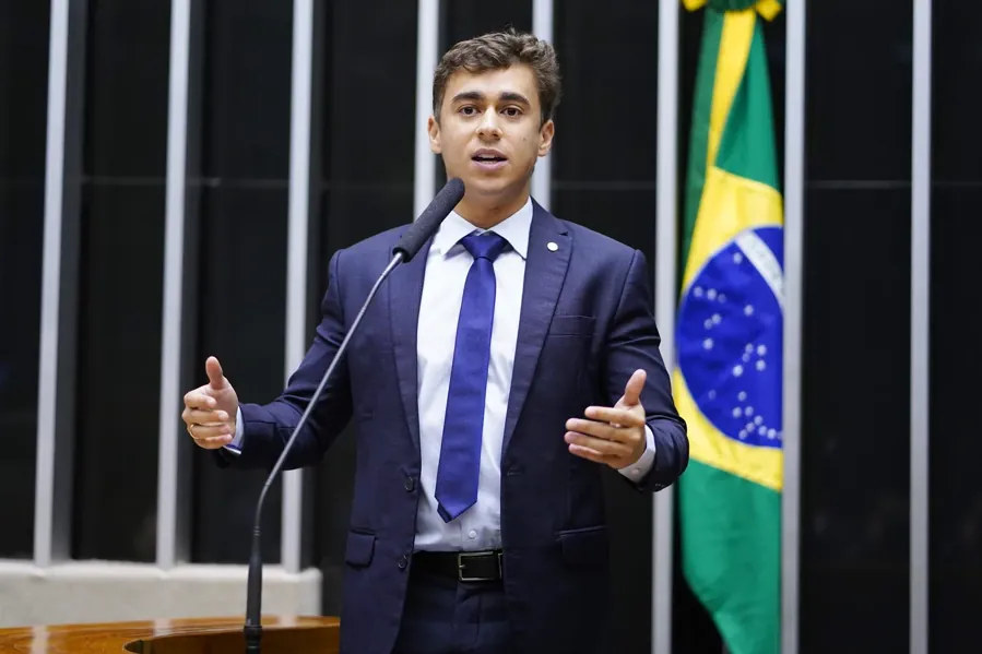Nikolas Ferreira na tribuna da Câmara dos Deputados, em 2023. Foto: Pablo Valadares, Câmara dos Deputados / Wikimedia Commons, CC BY 3.0