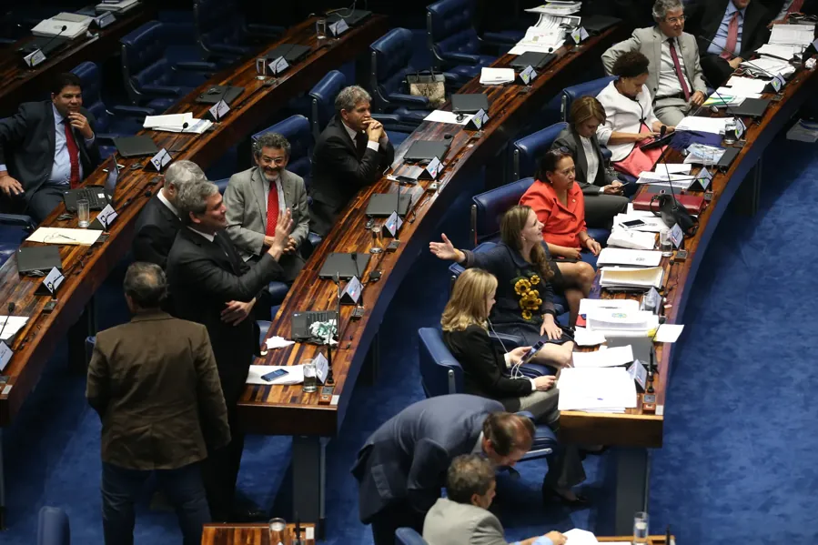Sessão de julgamento do impeachment de Dilma Rousseff no Senado, em 25 de agosto de 2016. Foto: Fabio Rodrigues Pozzebom/Agência Brasil, via Wikimedia Commons, CC BY 3.0 BR