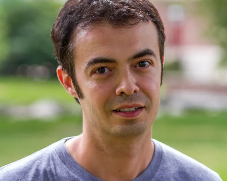 Orkut Büyükkökten em 2015, com a camiseta do Hello, a rede que ele criou depois do Orkut. Foto: Mark Schierbecker, via Wikimedia Commons, CC BY-SA 4.0