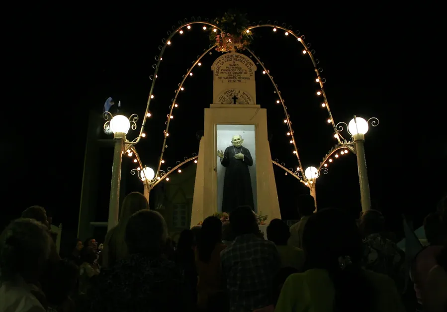 Romeiros diante da estátua do padre Cícero em Juazeiro do Norte, à noite. Foto: Danielle Pereira, CC BY 2.0