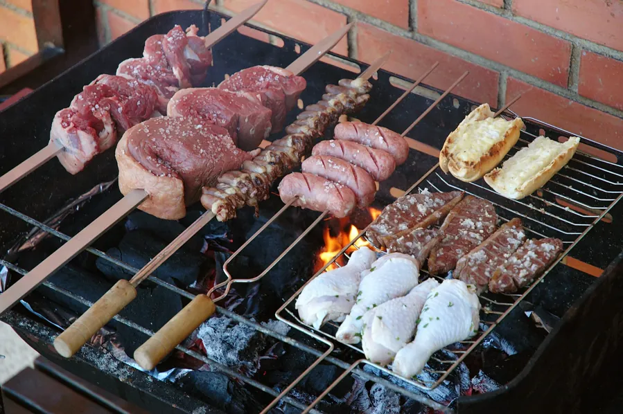 Churrasco carioca: espetos de carne, linguiça e frango na brasa. Foto: Leonardo Carvalho / Wikimedia Commons, CC BY-SA 2.5