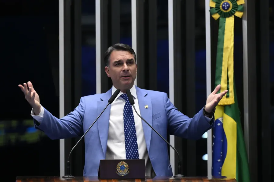 Flávio Bolsonaro na tribuna do Senado. Agência Senado, via Wikimedia Commons, CC BY-SA 4.0