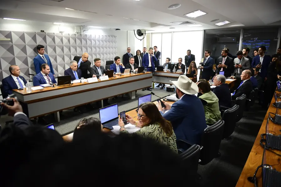 Instalação da CPMI do INSS, em 20 de agosto de 2025, com Alfredo Gaspar à mesa. Saulo Cruz / Agência Senado / Wikimedia Commons, CC BY-SA 4.0