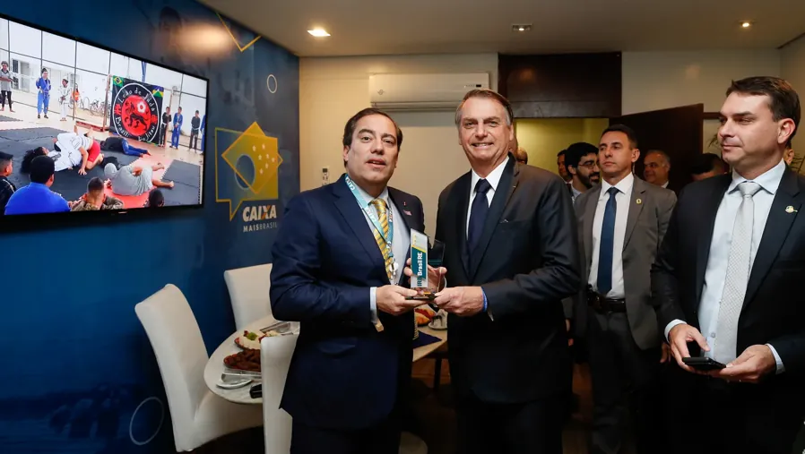Com o pai, então presidente, em evento da Caixa, em 10 de maio de 2019. Foto: Isac Nóbrega / PR, CC BY 2.0