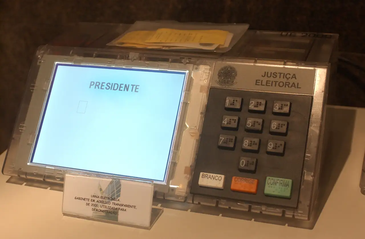 Urna eletrônica usada na eleição de 2006, a eleição que a conta da casa tinha esquecido