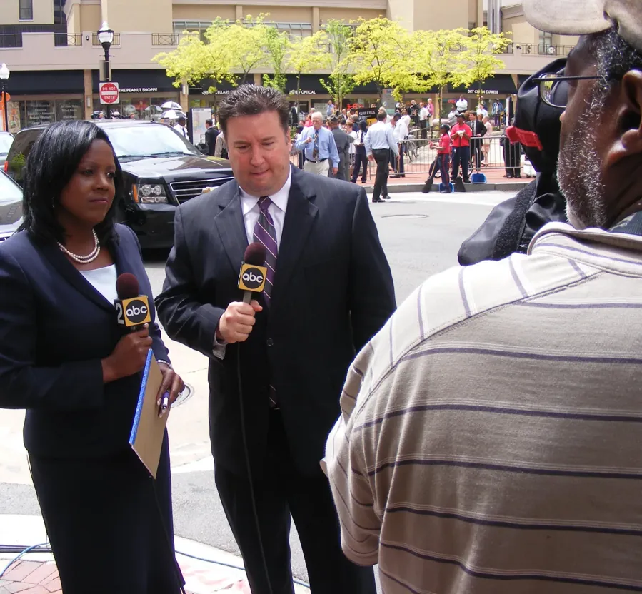 Equipe de TV preparando uma entrada ao vivo na rua, em Baltimore (EUA). Foto: Marylandstater / Wikimedia Commons, CC0. Imagem ilustrativa.