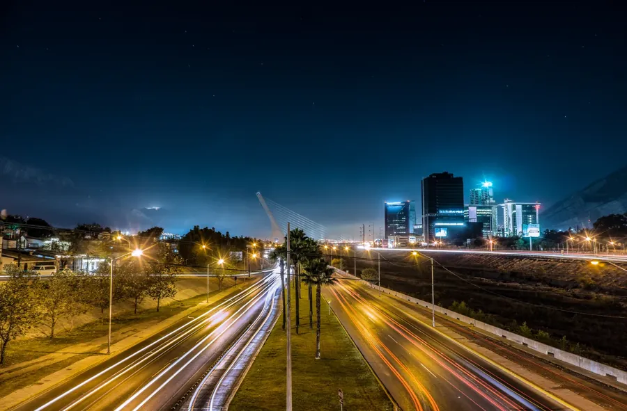 Avenida em Monterrey, Nuevo León, à noite. Foto: Rick González / Wikimedia Commons, CC BY 2.0. Imagem ilustrativa.