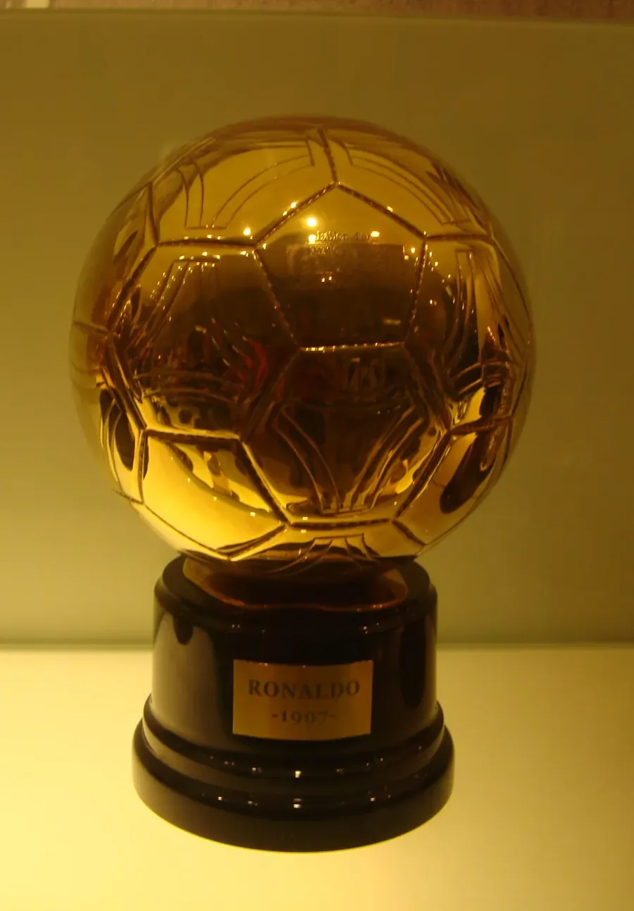 A Bola de Ouro de 1997, exposta no museu do Real Madrid. Foto: Snake90 / Wikimedia Commons, domínio público