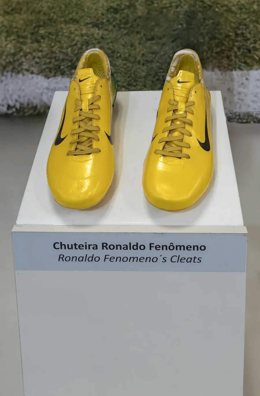 As chuteiras amarelas de Ronaldo Fenômeno, em exposição. Foto: Rjcastillo / Wikimedia Commons, CC BY 4.0