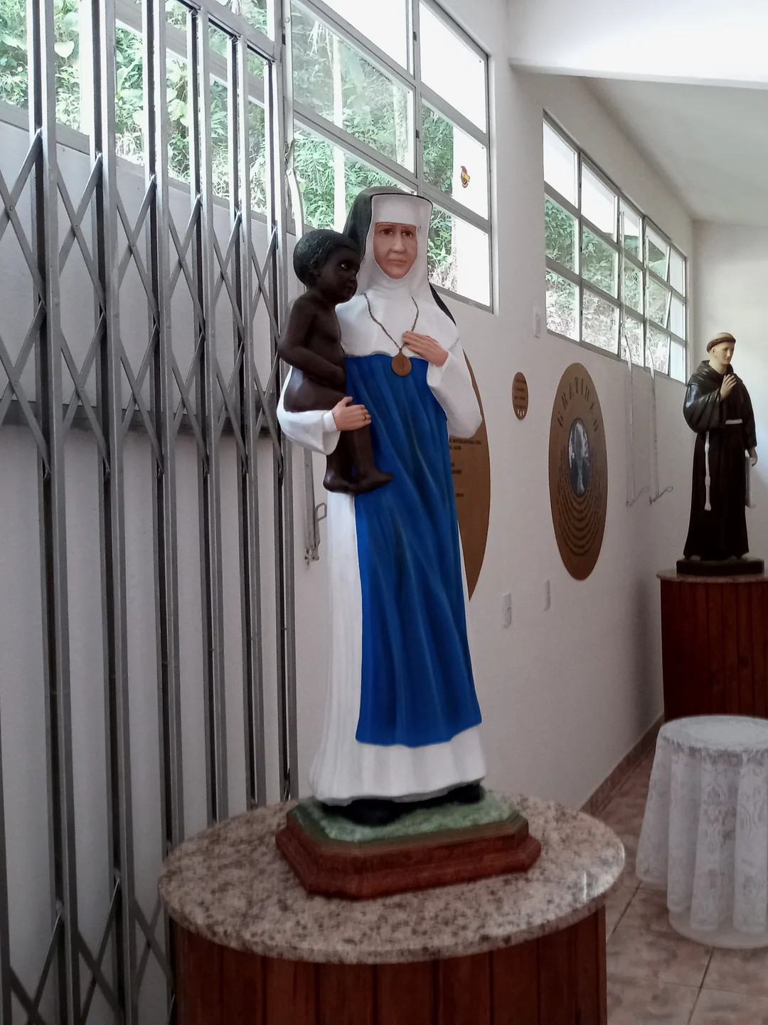 Imagem de Santa Dulce destruída